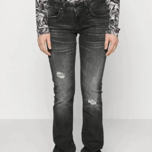 Ltb jeans sienne wash - Skitsnygga ltb jeans som är helt slutsålda!! Säljer pga att de inte kommer till användning, tyvärr har gylfen gått sönder men inget som märks. Man kan dra upp dragkedjan. Annars i jättebra skick💕pris kan diskuteras 