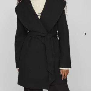 Kappa - Jättefin kappa i så bra skick, köpt för ca 1/2 månader sen, passar lika bra till vintern som till hösten