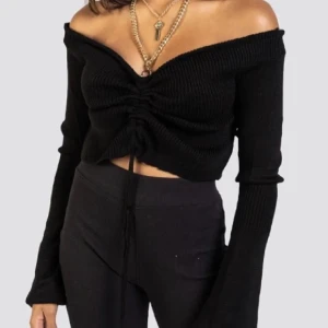 Tröja - Stickad offshoulder tröja från Madlady. Kommer tyvärr inte till användning hör hemma. Säljs inte längre på hemsidan. Väldigt fin och inga defekter.