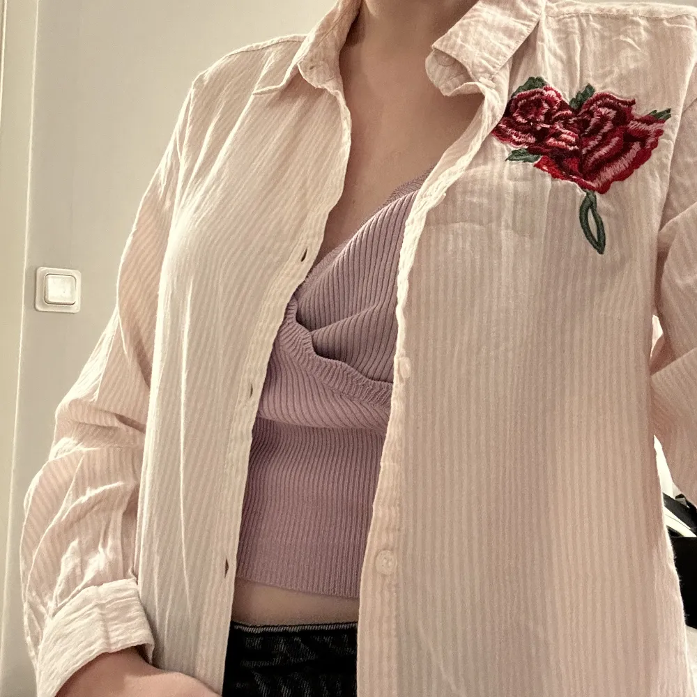 Rosa randig skjorta från BikBok i storlek S. Plagget är i fint skick. Köparen står för frakten :). Skjortor.