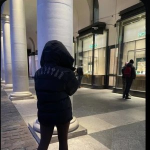 Trapstar jacka - Säljer min trapstar jacka då den inte kommer till användning. Har använt den fåtal gånger och är i väldigt bra skick. Jackan är i killmodelen och storlek (xs) men är skit snygg på tjejer också Vid snabb affär kan priset diskuteras. Skriv för fler bilder! 