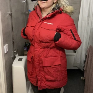 Everest jacka med lurvig luva - Säljer röd Everest Jacka. Varm och skön och i fint skick. Storlek 36 men funkar bra även till st 38. Väldigt gott om fickor.