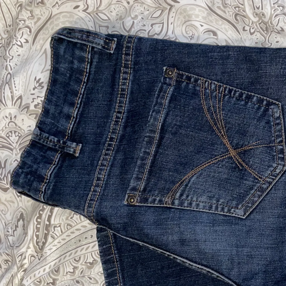 Lågmidjade jeans i bootcut modell 💖Jag säljer fler liknande jeans, kolla gärna in min profil 🪩🤟🏼. Jeans & Byxor.