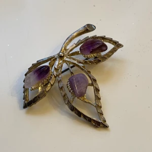 Brosch med ametister  - Vacker vintage brosch med lila ametister 