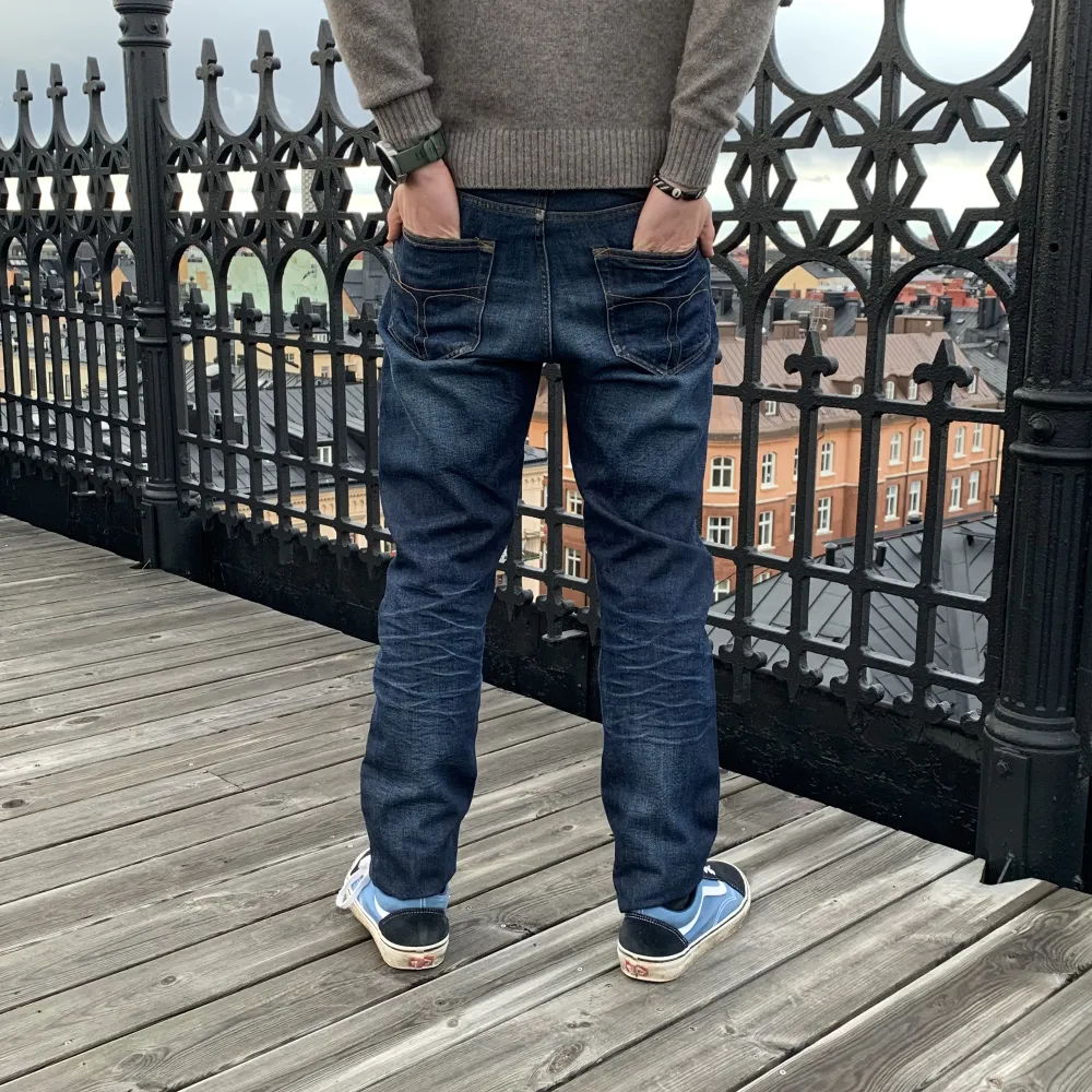 Säljer dessa extremt trendiga Tiger of Sweden jeans! Cond 10/10, nyskick! Storlek; W30 L34. Modellen är 178cm och väger 66kg. Nypris ligger runt 1399kr. Vårat pris; 549kr! Hör av er vid funderingar!. Jeans & Byxor.