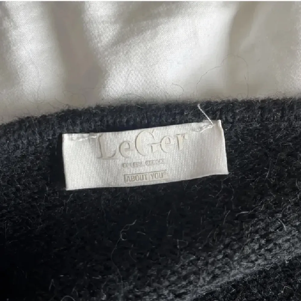 Säljer en superfin  stickad tröja  i rikligt bra skick från leGer. Storlek 40 och använd cirka 3-4 gånger. Köpt för cirka 500kr. Stickat.