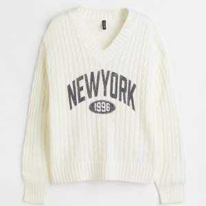 Vit stickad tröja med text ”new york” från hm använd 1 gång💞 Köpte den för 249kr, pris går alltid att diskutera och köparen står för frakt 💞