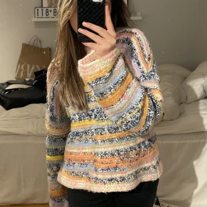 Stickad tröja - Såå mysig stickad tröja som tyvärr inte kommer till användning🫶🏻 Nypris - 500kr