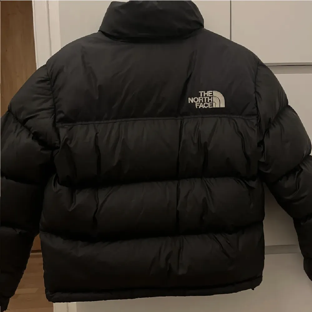 Säljer min jättefina the north face jacka i svart & storlek M. Köptes från zalando förra året och älskar men säljer då den inte längre passar mig! Hör av dig för fler frågor 🙏🏼❤️ord pris 3899kr säljer för 2499kr. Jackor.