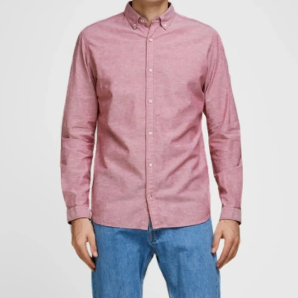 I bra skick  Modell: JJESUMMER SHIRT L/S S21 STS Rio Red SLIM FIT. Skjortor.