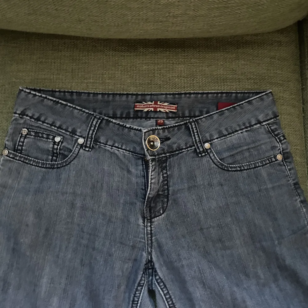 Lågmidjade jeans från ett märke som heter makers of true originals köpta på beyond retro. Midjemått: ca 42 cm tvärs över. Innerbenslängd: ca 71,5-72 cm. Har sytt dem lite kortare längst ner som syns på sista bilden. Skriv vid frågor 💕. Jeans & Byxor.