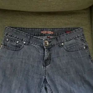 Lågmidjade jeans från ett märke som heter makers of true originals köpta på beyond retro. Midjemått: ca 42 cm tvärs över. Innerbenslängd: ca 71,5-72 cm. Har sytt dem lite kortare längst ner som syns på sista bilden. Skriv vid frågor 💕