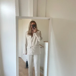 Kavaj - En oanvänd kavaj från nakd, finns byxor att köpa till