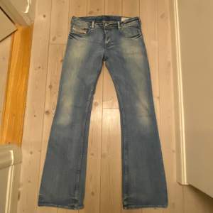 Jättesnygga utsvängda jeans från diesel. Mycket bra skick och kvalitet men tyvärr för stora för mig. 