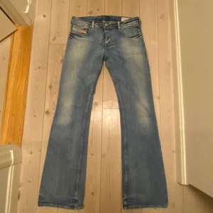 Dieseljeans  - Jättesnygga utsvängda jeans från diesel. Mycket bra skick och kvalitet men tyvärr för stora för mig. 