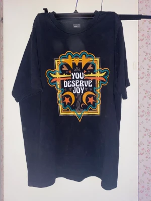 Svart T-shirt med tryck - Denna tröjan är knappt använd och den har bra skick! Den är skön och passar till vad som