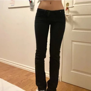 Lågmidjade jeans  - Intressekoll på dessa jättefina jeansen! Skriv för fler bilder och förslag på pris 
