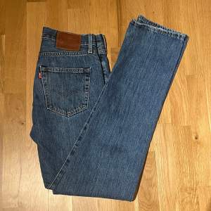 Tja! Säljer dessa sjukt snygga Levis 501 jeans! Köpta för 1099kr och säljs för endast 399kr, Skick 9/10. Hör bara av dig vid fler frågor