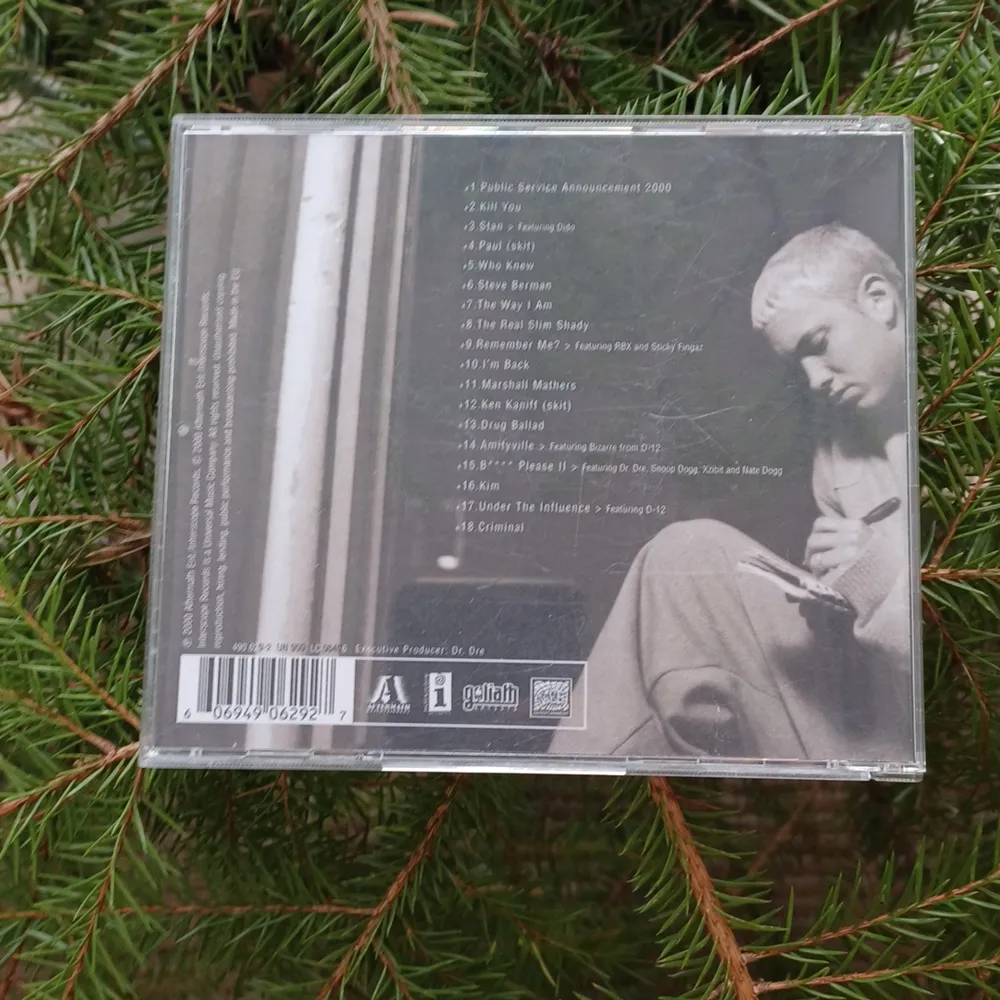 Eminem cd skiva som är köpt på bengans och använd några gånger. Övrigt.