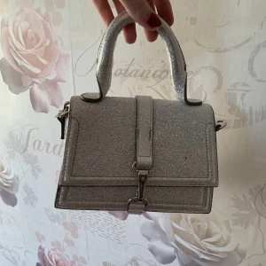 Glittrig handväska - Säljer denna jätte söta silver glittrig handväska som är helt oanvänd🤍