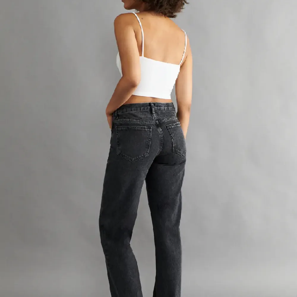 Säljer dessa snygga jeans då de inte passar mig längre🩷Midjemått:66 cm och längd: ca. 175 cm. Jeans & Byxor.