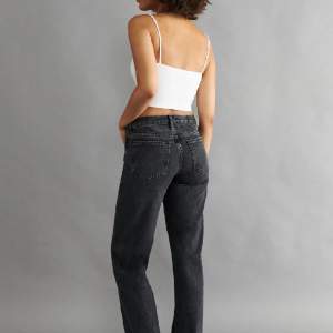 Säljer dessa snygga jeans då de inte passar mig längre🩷Midjemått:66 cm och längd: ca. 175 cm