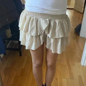 Neo nior kjol - Beige neo nior kjol som är superfin och superbra skick. Nypris 450 kr. Storlek M men passar S