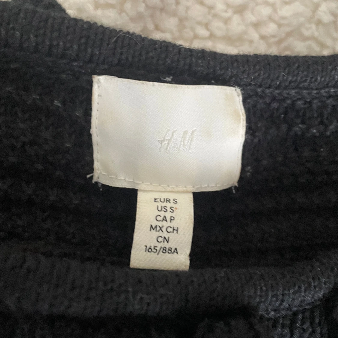 Svart stickad topp med volanger - 90