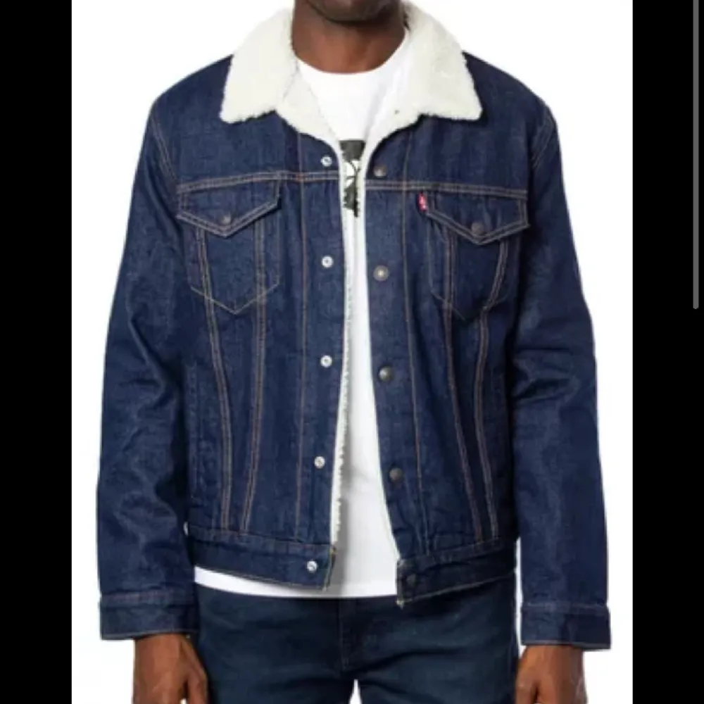 En tjockare herr jeans jacka från Levi’s. Använd med försiktighet.  Varm och skönt att ha under hösten och våren. Standard fit. Ordinarie pris: 1279kr. Jackor.