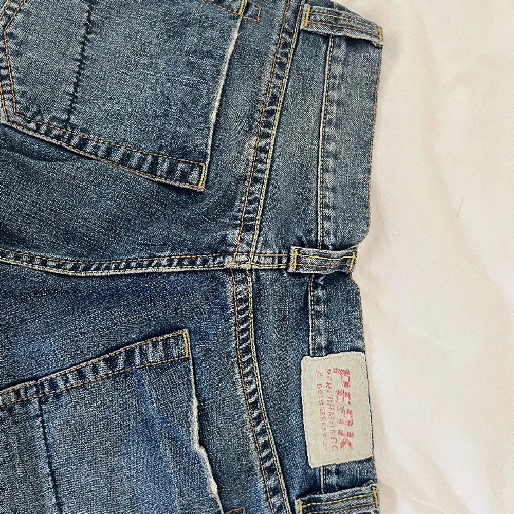 Snygga jeans med slitningar från peak performance. Bra skick!. Jeans & Byxor.