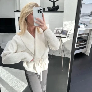 &other stories tröja/kofta - Lånade bilder! Köpt på plick, lite för stor på mig, den är i bra skick perfekt nu till vintern då den värmer🌟