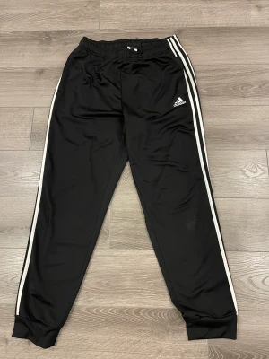 Adidasbyxor  - Adidasbyxor storlek M.