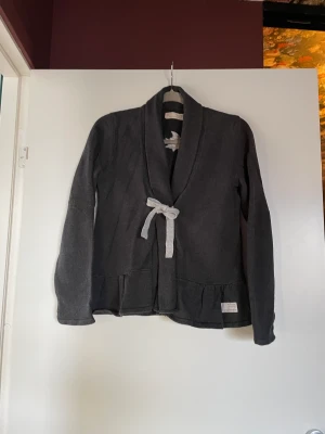 Odd Molly 654A size 3 - Odd Molly 654A, size 3 Som en medium. Mörkgrå och ljusgrå. Gått upp lite i sömnen fram, men enkelt att knyppla ihop för den händige. Därav låga priset.  Nypris: ca 2000kr