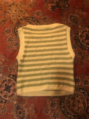 väst från monki - jag gillade den här jättemycket förut men tyvärr är den inte min stil längre, den är i perfekt skick!