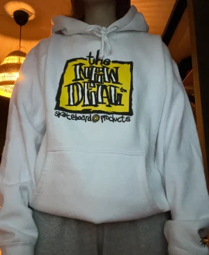 Skatehoodie från the new deal - Vit hoodie från skateboardmärket the new deal. Aldrig använd! Superskön hoodie och cool oversized look men är helt enkelt inte mina färger. Storlek M men jag är en S och sitter asbra som oversized på mig också.