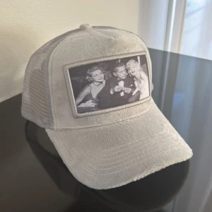 Contore keps Marilyn Monroe Velvet Cap Grey - Julklappstips!!! Säljer en helt nya och oanvänd keps från Contore. Motivet är Marilyn Monroe och färgen är grå. Detta är den perfekta julklappen!!!