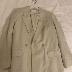 Mintgrön linnekavaj  - Mintgrön kavaj i linne från HM som endast är använd en gång på ett bröllop, står strl XS men skulle säga mer en S eller oversized XS. Lite ljusare irl än på bilderna 