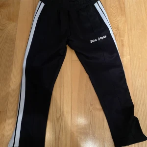 Palm angels byxor  - Hej säljer mina palmangels byxor för jag vuxit ur dom knappt använda 