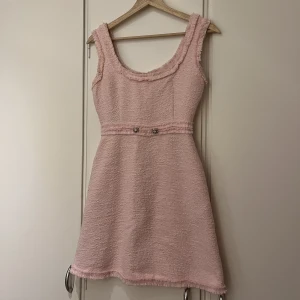 Rosa tweedklänning från Zara. XS. Stocholmstil, kawaii - Sötaste klänningen från Zara. Rosa tweed med fina detaljer. Väldigt sparsamt använd, fint skick!  Storlek XS.