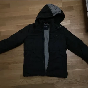 Calvin Klein vinterjacka  - Calvin klein vinterjacka, använd 3-5 gånger i princip nyskick. Vid intresse kan fler bilder skickas och priset är inte hugget i sten!!