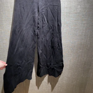 Stickade byxor | Zara - Ett par fina svarta stickade byxor från Zara knit. De passar perfekt nu till vintern då de är tjockare, då de är stickade! De har även en slits i botten. Skriv för bider och info.