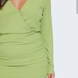 Grön klänning bikbok - En helt ny glitter klänning från bikbok. Är helt oanvänd och har prislappen kvar. Passar till fest, nyår osv.  Är i storlek S ich nypris är 499kr. Köparen står för frakten ❤️