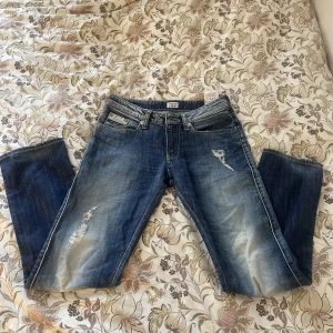 Armani jeans - Bra sick, jag har xxs i jeans och är 153 cm lång och domhär jeansen passar💓de är strait✨