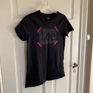 T-shirt från Lee - Säljer denna snygga T-shirten från Lee. Givetvis äkta. I fint skick. Storlek S. 