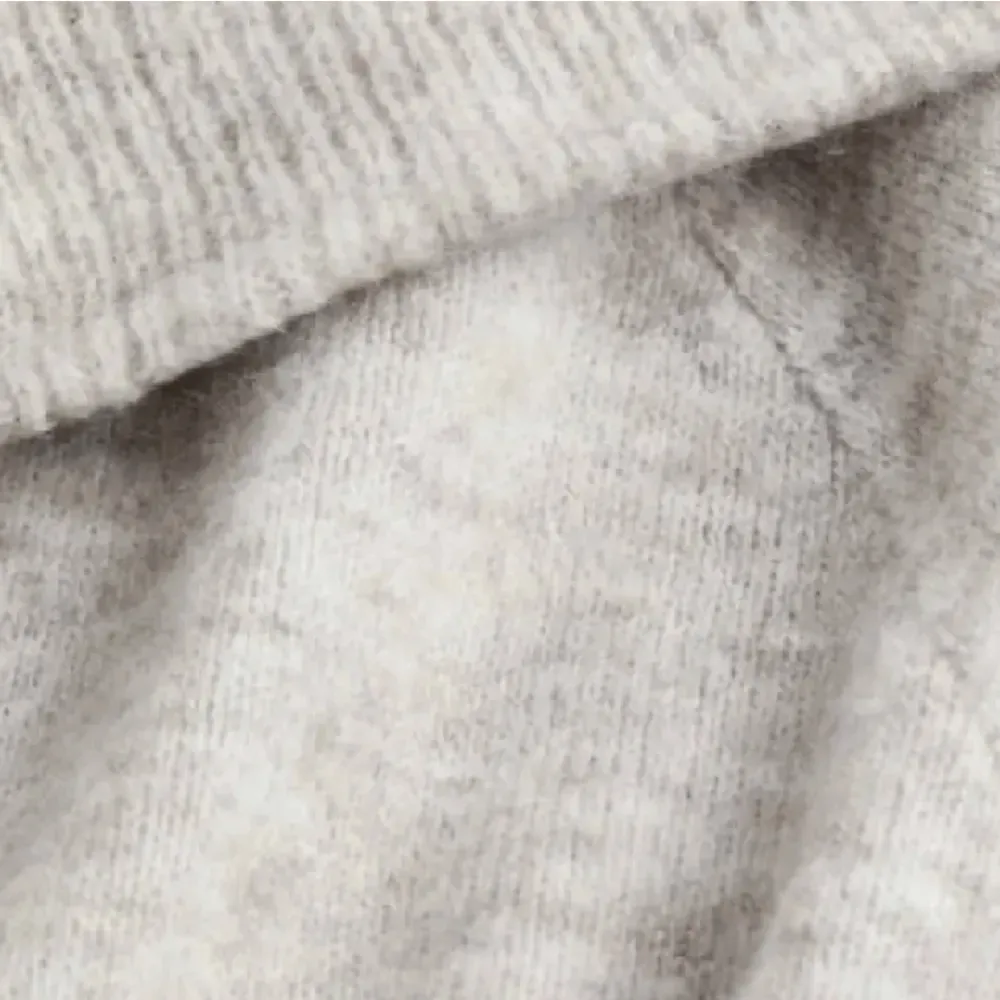 Säljer denna populära off shoulder stickad tröja i grå från hm💗 den är lite nopprig men syns inte💗 jättefin och mysig, storlek xs-m💗skriv vid funderingar eller intresse!💗 lånade bilder! Säljer för ca 180 kr💗. Stickat.