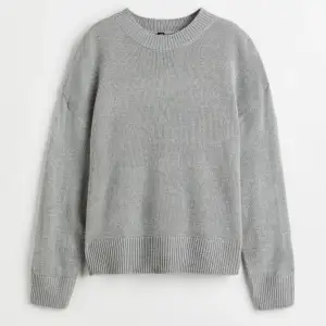 Vanlig grå tröja köpt från H&M 🩶Den är i storlek M men jag tycker att det är lite liten i storleken så funkar för mig som brukar ha storlek S. Ordinarie pris 150 kr
