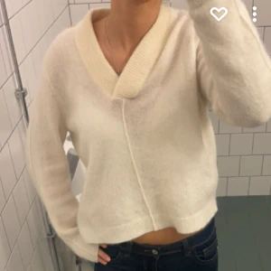 Stickad tröja - Säljer min favorit stickade tröja i vad jag tror är mohair ul och alpacka ul, alltså en mycket fint material. 💖💖💖 inga defekter