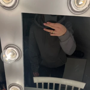 Hoodie  - Grå hoodie från H&M, aldrig använd så i toppen skick. Storlek xs men lite oversized💗