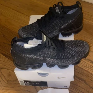 Vapormax skor - Knappt använda, för små. Använda 3ggr på gym. Kvitto finns