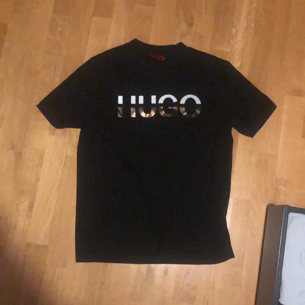 Super fin Hugo boss T-shirt som är sparsamt använd under 1 års tid. . T-shirts.